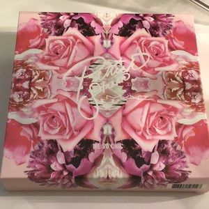 Me so chic face kit new in box.